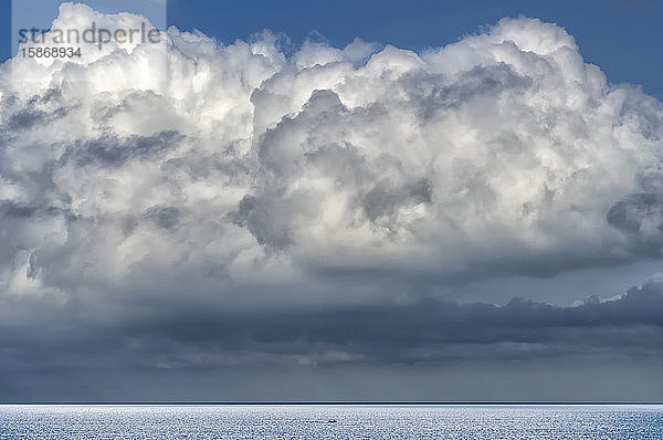 Blähende und stürmische Wolkenformationen über dem Meer; South Shields  Tyne and Wear  England
