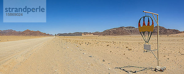 Fahrt auf einer langen trockenen Straße  Namib-Wüste; Namibia