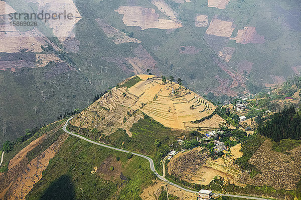 Luftaufnahme von Feldern  Reisterrassen und Bergen in Ha Giang; Provinz Ha Giang  Vietnam