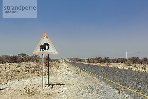 Elefantenwarnschild am Straßenrand; Namibia