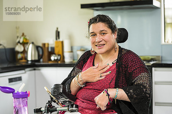 Maori-Frau mit zerebraler Lähmung im Rollstuhl; Wellington  Neuseeland