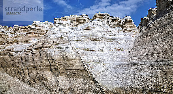 Weiße Felsformationen und blauer Himmel mit Wolken; Milos  Griechenland