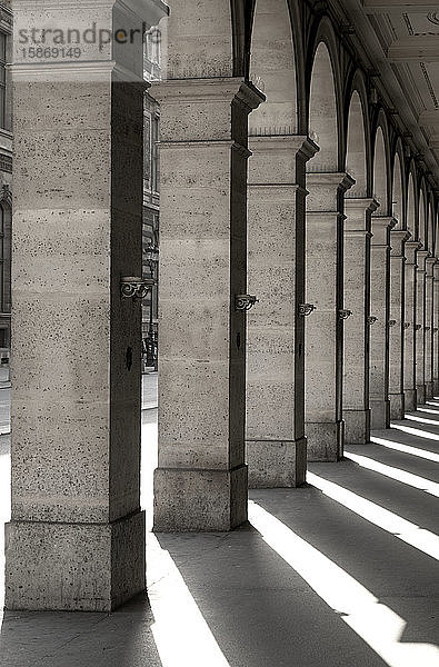 Quadratische Säulen in einer Reihe mit Schattenwurf auf dem Boden; Paris  Frankreich
