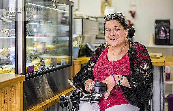 Maori-Frau mit zerebraler Lähmung im Rollstuhl in einer Cafeteria; Wellington  Neuseeland
