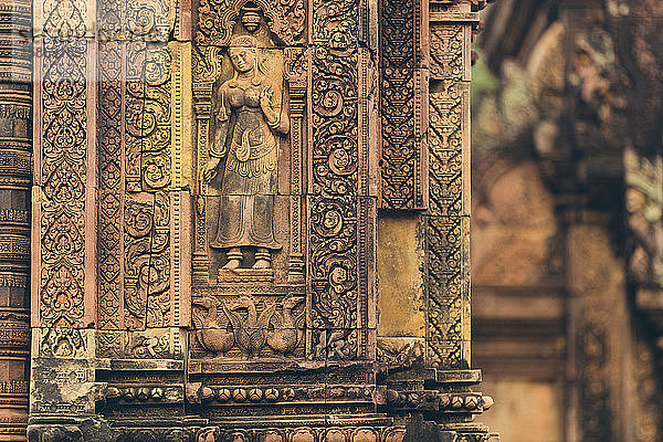 Detail der geschnitzten Fassade des Banteay Srei Tempels  Angkor Wat Komplex; Siem Reap  Kambodscha