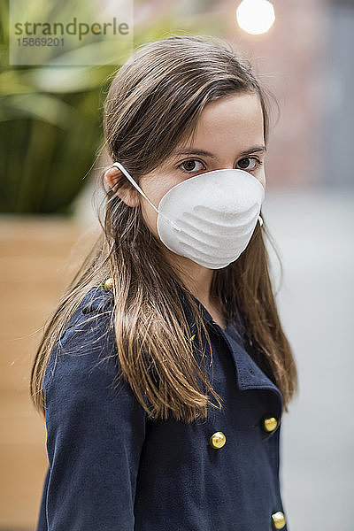 Junges Mädchen trägt eine Schutzmaske zum Schutz vor COVID-19 während der weltweiten Pandemie des Coronavirus; Toronto  Ontario  Kanada