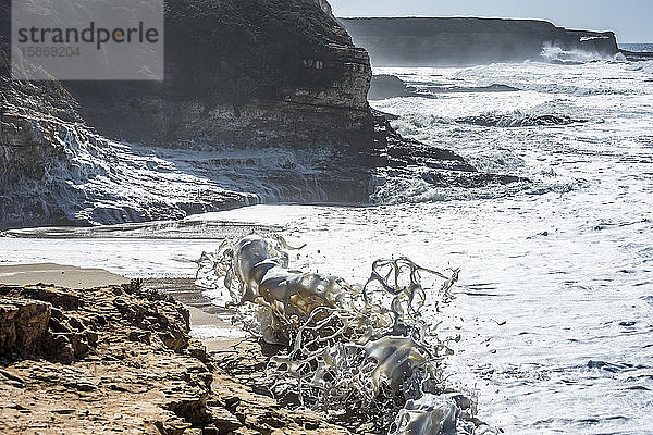 Schaum am Strand  der durch die auf den Strand auflaufenden Wellen im Wilder Ranch State Park entsteht; Kalifornien  Vereinigte Staaten von Amerika