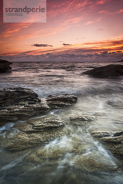 Sonnenuntergang über den Felsen an der französischen Atlantikküste; Perharidi  Brest  Frankreich