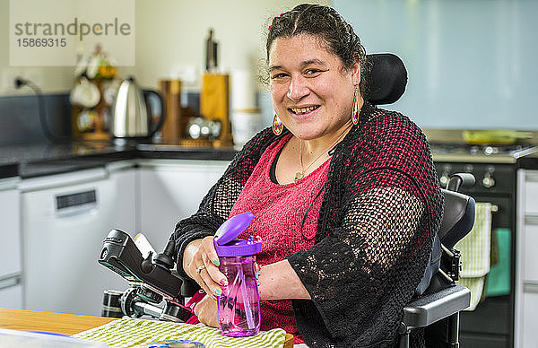 Maori-Frau mit zerebraler Lähmung im Rollstuhl; Wellington  Neuseeland