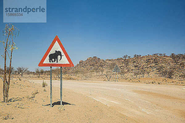 Elefantenwarnschild am Straßenrand  an der Straße zum Brandberg  Damaraland; Kunene-Region  Namibia
