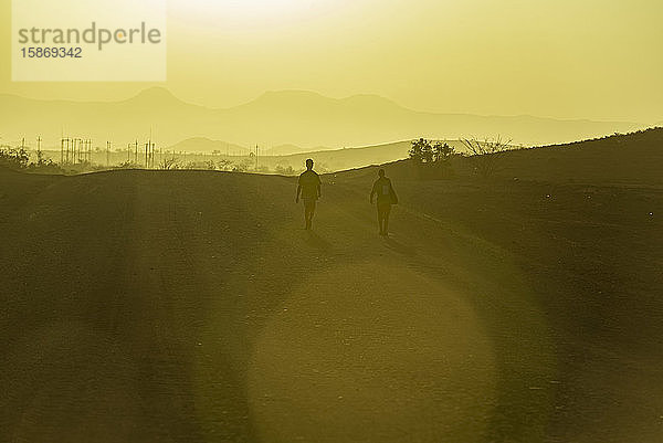 Männer bei Sonnenuntergang  Damaraland; Kunene-Region  Namibia