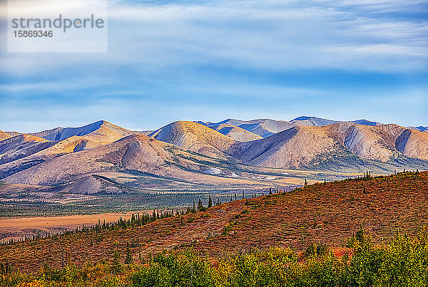 Leuchtende Herbstfarben beleben die Landschaft entlang des Dempster Highway; Yukon  Kanada
