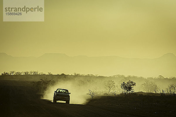 Autofahrt bei Sonnenuntergang  Damaraland; Kunene-Region  Namibia