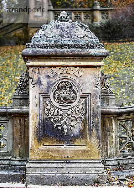 Dekorativer Steinpfosten mit Blumen- und Naturelementen auf der Vorderseite  Herbst im Central Park  Manhattan; New York City  New York  Vereinigte Staaten von Amerika