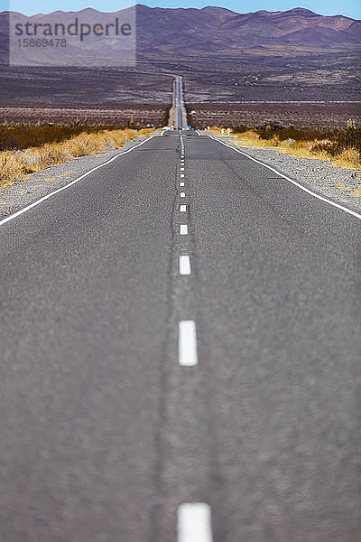 Straße durch die trockene und gebirgige Landschaft des Nationalparks Los Cardones; Provinz Salta  Argentinien