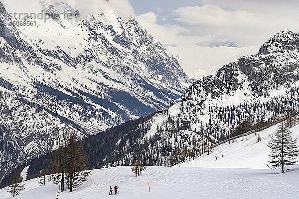 Skifahren im Aosta-Tal  italienische Seite des Mont Blanc; Courmayeur  Aostatal  Italien