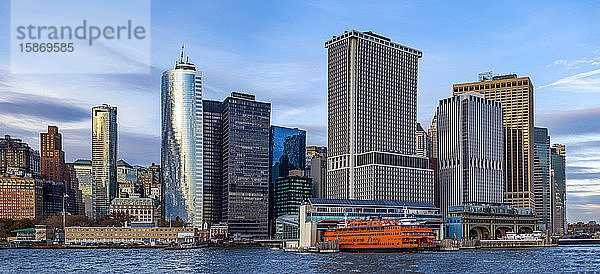 Downtown New York City und die Staten Island Ferry im Whitehall Terminal; New York City  New York  Vereinigte Staaten von Amerika