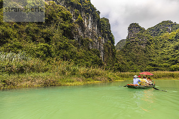 Bootsfahrt auf einem See mit Blick auf die üppige Landschaft von Ninh Binh; Provinz Ninh Binh  Vietnam