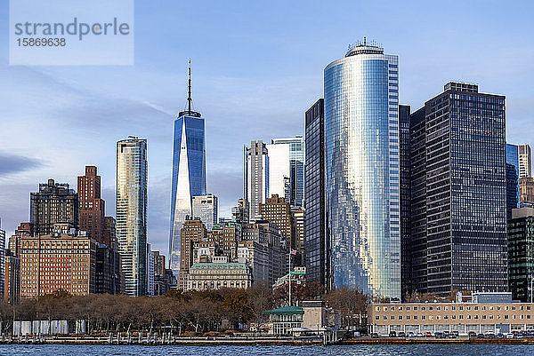 Manhatten  Downtown New York City  mit Blick auf das One World Trade Center; New York City  New York  Vereinigte Staaten von Amerika