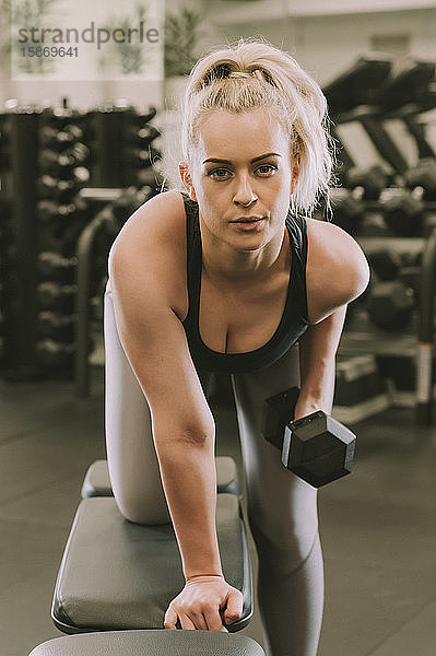 Frau trainiert mit Gewichten; Wellington  Neuseeland
