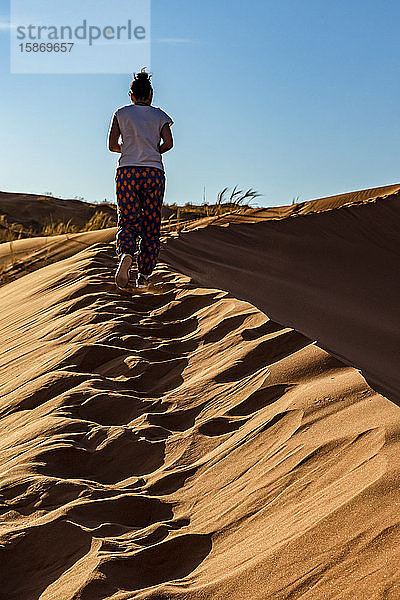 Touristin geht auf eine Sanddüne  Elim-Düne  Namib-Wüste; Sesriem  Namibia