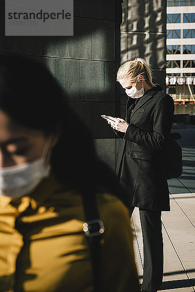 Auf der Straße stehende Frauen mit Gesichtsmaske