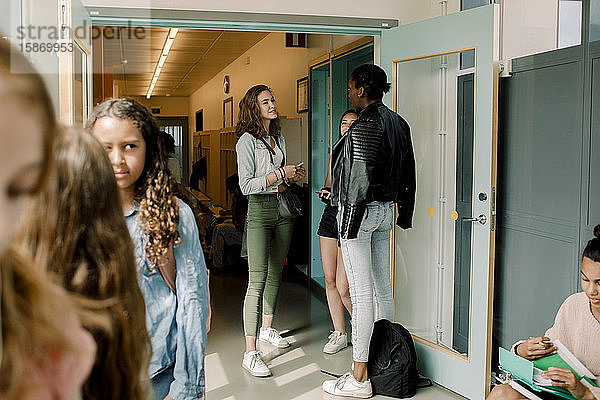 Schüler der Mittelstufe stehen an der Tür im Schulkorridor