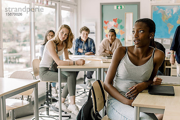 Teenager sitzen im Klassenzimmer