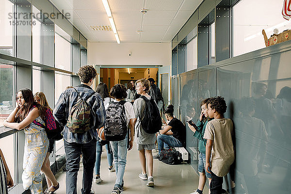 Rückansicht der Schüler auf dem Schulkorridor