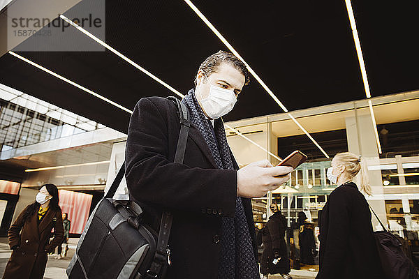 Mann geht mit Gesichtsmaske auf die Straße