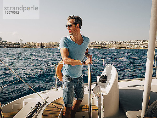 Erwachsener Mann mit Sonnenbrille Segelboot im Meer gegen Himmel
