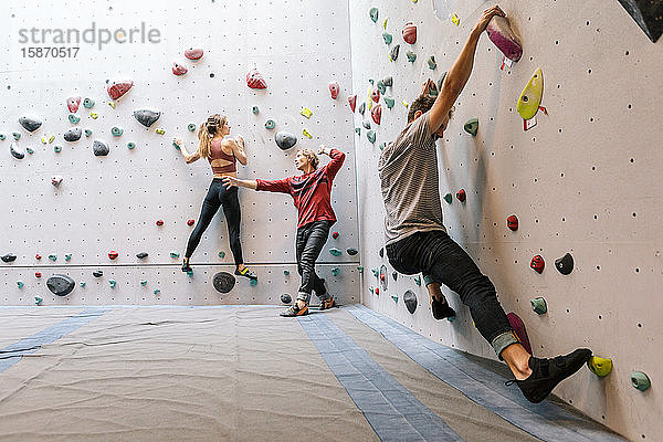 Ausgebildeter Ausbilder  der männliche und weibliche Studenten im Fitnessstudio ausbildet