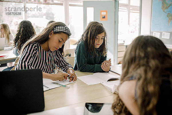 Studentinnen lernen am Tisch im Klassenzimmer