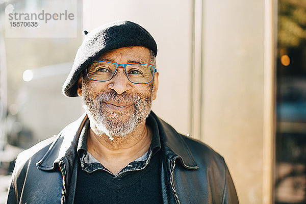 Porträt eines lächelnden älteren Mannes mit Brille