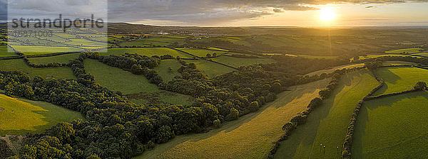 Luftaufnahme einer Drohne der hügeligen Landschaft von Devon bei Sonnenuntergang  Devon  England  Vereinigtes Königreich  Europa