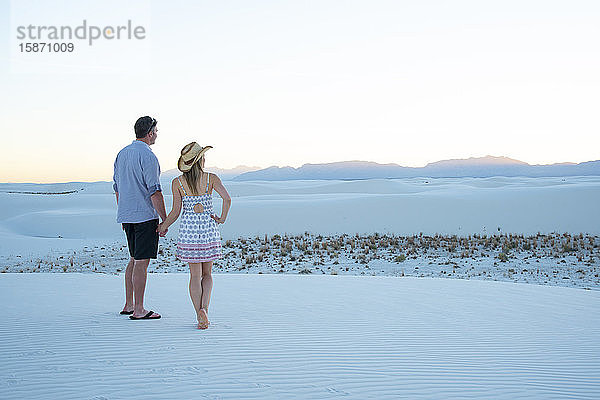 Ein Paar genießt den White Sands National Park bei Sonnenuntergang  New Mexico  Vereinigte Staaten von Amerika  Nordamerika