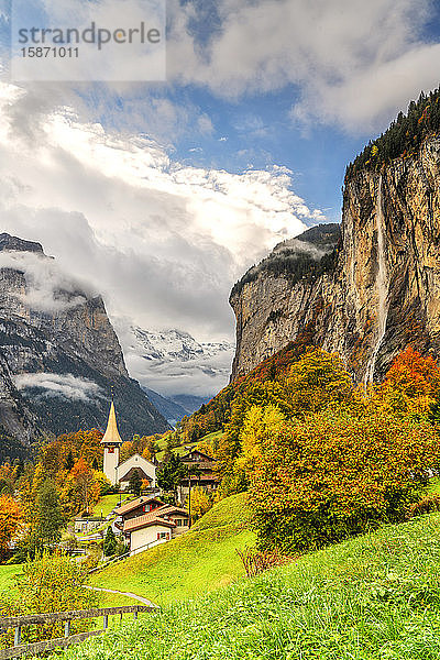 Alpendorf Lauterbrunnen und Trummelbachfall-Kaskade im Herbst  Kanton Bern  Berner Oberland  Schweiz  Europa