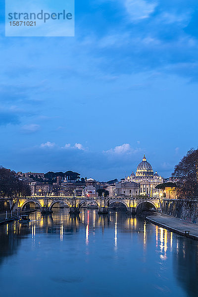 Fluss Tiber mit Umberto I Brücke und Petersdom (Basilica di San Pietro) im Hintergrund in der Abenddämmerung  Rom  Latium  Italien  Europa