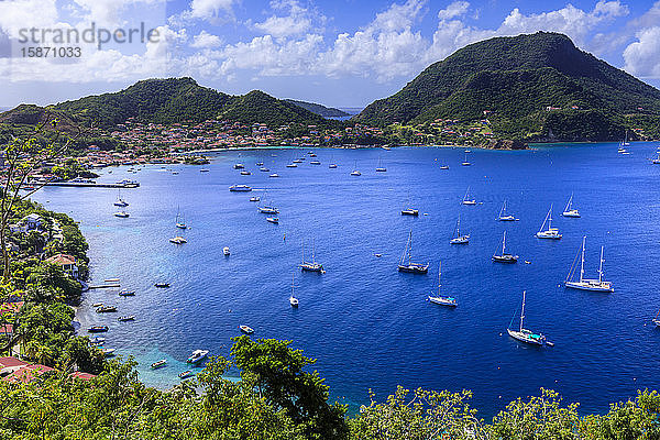 Wunderschöne Bucht von Les Saintes von Fort Napoleon aus  Bourg des Saintes  Terre de Haut  Iles Des Saintes  Guadeloupe  Inseln unter dem Winde  Westindien  Karibik  Mittelamerika