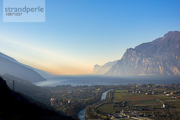 Riva del Garda bei Sonnenaufgang im Winter  Gardasee  Trentino  Dolomiten  Italien  Europa