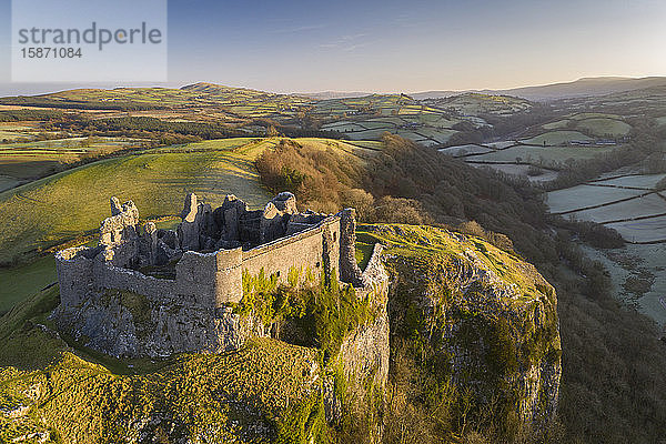 Luftaufnahme per Drohne von Carreg Cennen Castle  Brecon Beacons National Park  Carmarthenshire  Wales  Vereinigtes Königreich  Europa