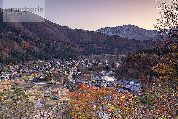Erhöhte Ansicht von Ogimachi  UNESCO-Weltkulturerbe  in der Abenddämmerung  Shirakawa-go  Präfektur Toyama  Honshu  Japan  Asien