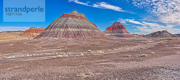 Riesige Formationen aus Bentonit-Ton  genannt Teepees  im Petrified Forest National Park  Arizona  Vereinigte Staaten von Amerika  Nordamerika