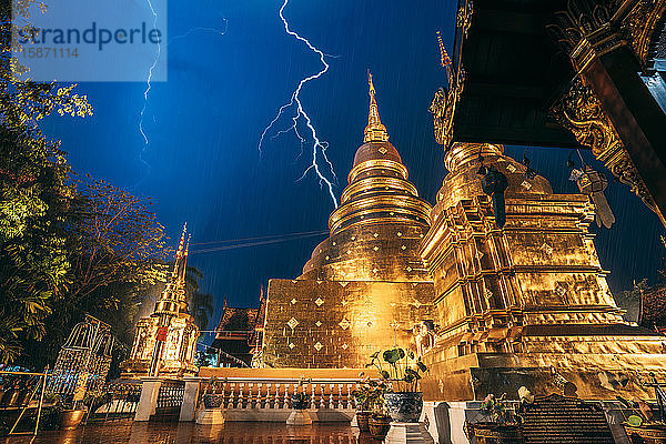 Blitz und Gewitter über dem Wat Phra Singh Gold Temple bei Nacht  Chiang Mai  Thailand  Südostasien  Asien