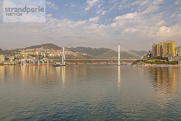 Blick auf die Badong Changjiang-Brücke über den Jangtse  Stadt Enshi  Kreis Badong  Volksrepublik China  Asien