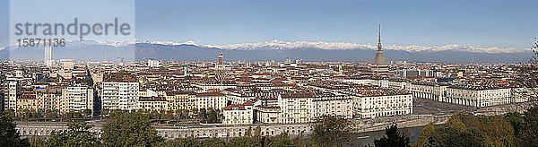 Panoramastadtbild zeigt Mole Antonelliana und Alpen  Turin  Piemont  Italien  Europa