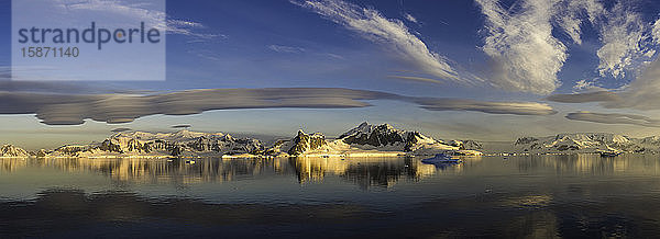 Panorama von Bergen und Linsenwolken  Antarktis  Polarregionen