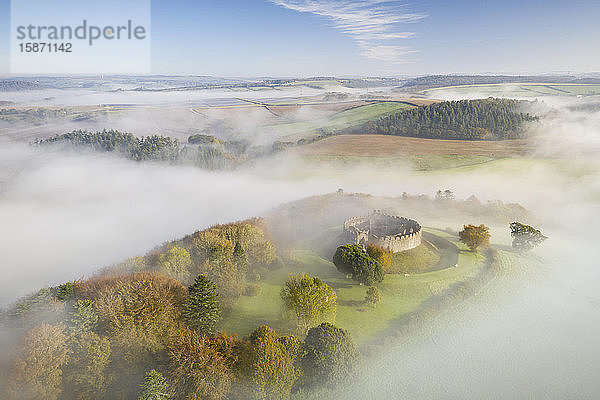 Luftaufnahme per Drohne von Restormel Castle an einem nebligen Herbstmorgen  Lostwithiel  Cornwall  England  Vereinigtes Königreich  Europa