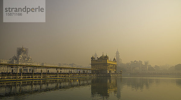 Der Goldene Tempel bei Sonnenaufgang im Nebel  Amritsar  Punjab  Indien  Asien
