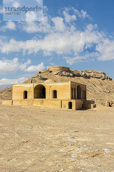 Ruinen von Ritualgebäuden vor dem zoroastrischen Turm des Schweigens Dakhmeh  Yazd  Iran  Naher Osten